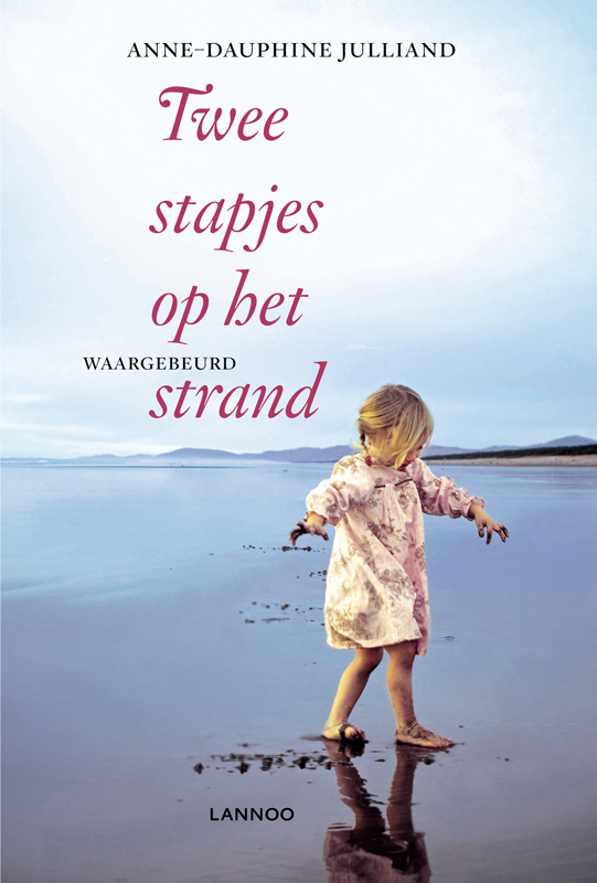 Twee stapjes op het strand